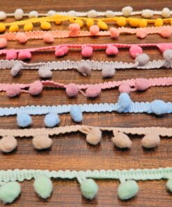 Alternative view of Τρέσα με μικρό pom-pom