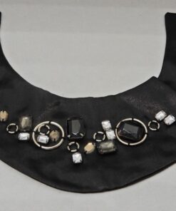 Μοτίφ γιακάς με πέτρες